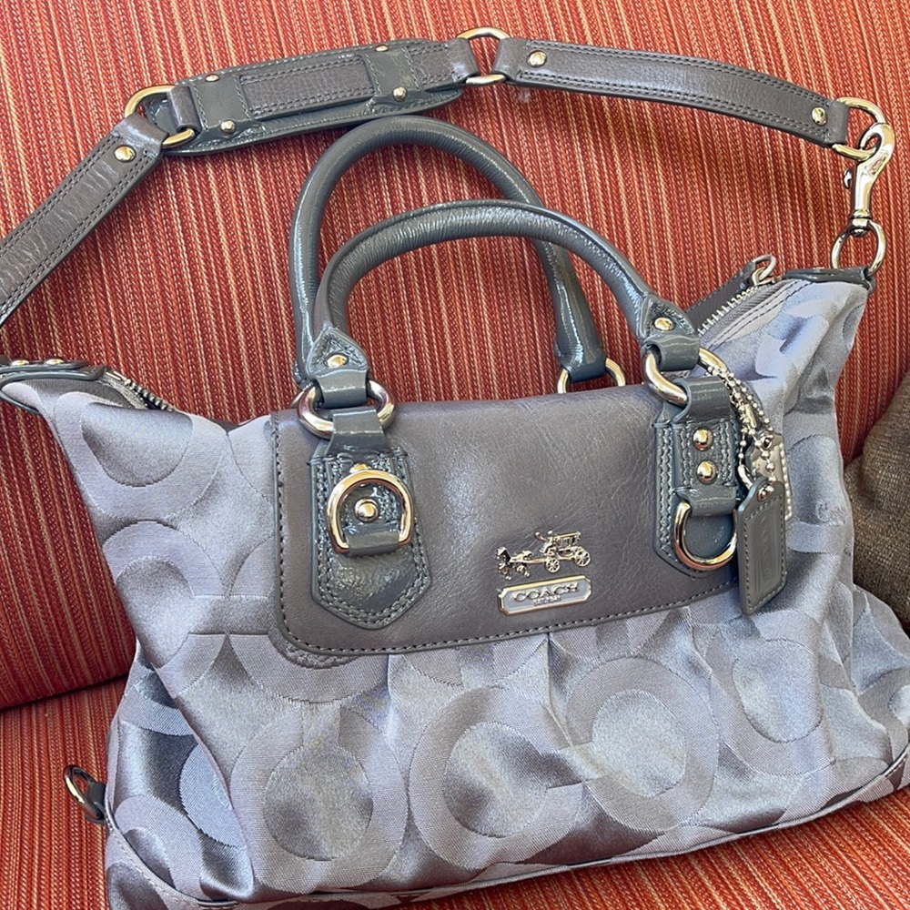 Beautiful Coach, gray signature handbag!